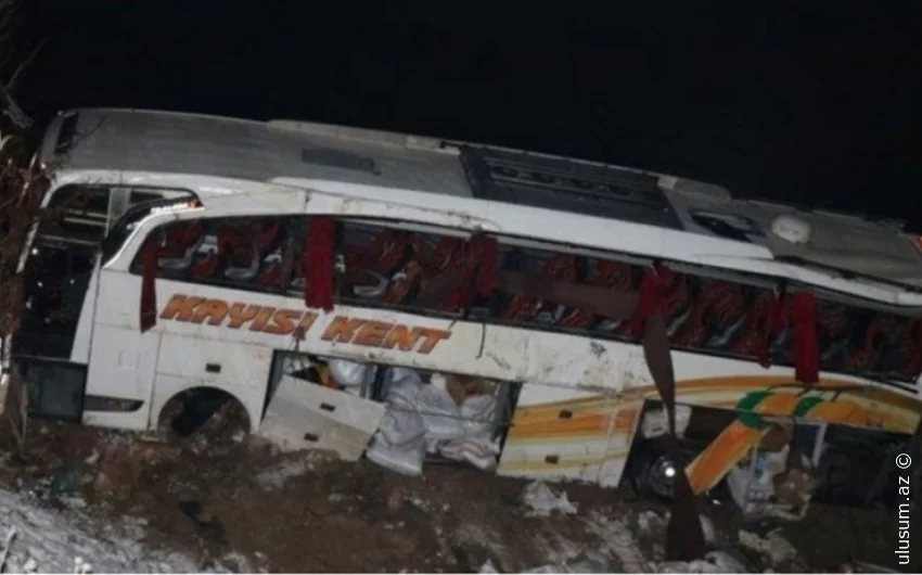 Avtobus aşdı: 19 nəfər yaralandı