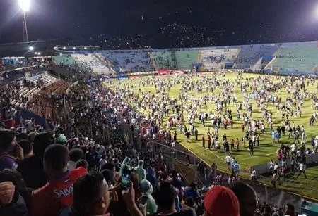 İranda futbol matçı zamanı polislə qarşıdurma yaşanıb - VİDEO