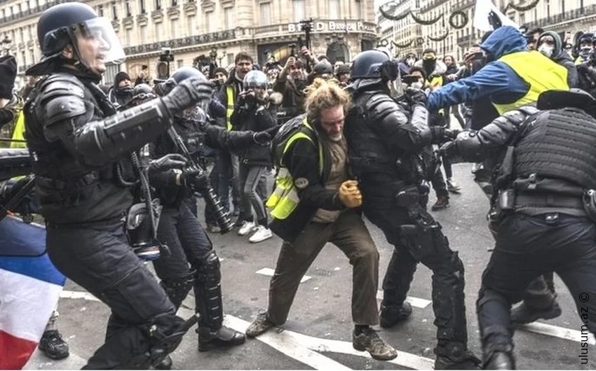 Polis tələbələrin etiraz aksiyasını DAĞITDI