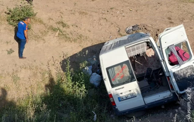 Goranboyda fəhlələri daşıyan avtobus AŞDI - Yaralılar var