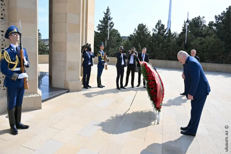 Lukaşenko Bakıda şəhidlərin xatirəsini andı