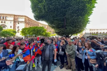 Polis hökumət binasını MÜHASİRƏYƏ ALDI