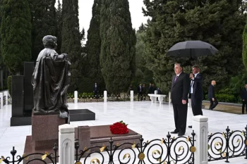 Tacikistan Prezidenti Fəxri xiyabanda Ulu Öndərin məzarını ziyarət etdi