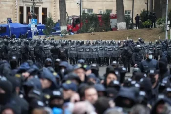 Etirazçılarla polis arasında QARŞIDURMA -TBİLİSİDƏ