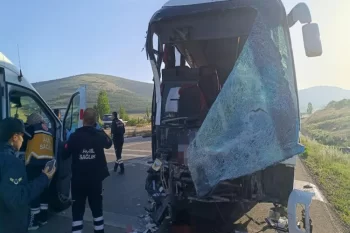 Avtobus yük maşını ilə toqquşdu - Yaralılar var