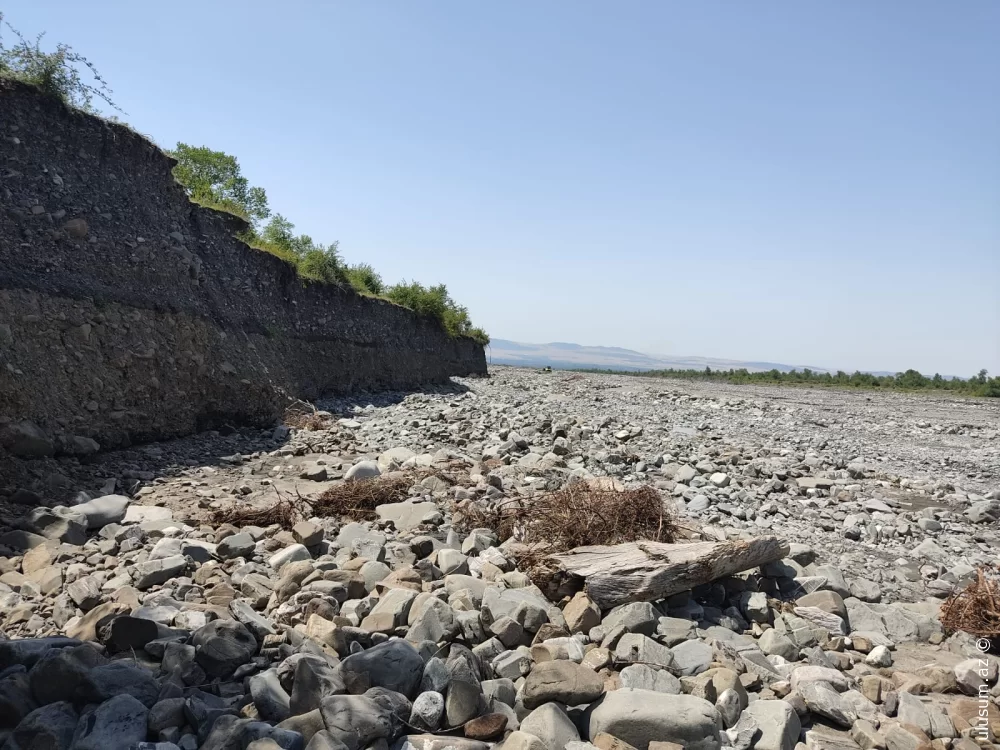 Oğuzda çay sahilində ondan çox qəbir aşkarlanıb - FOTOLAR