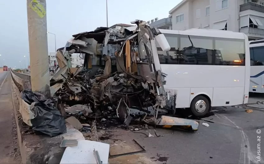 Türkiyədə turist avtobusu qəzaya uğraldı, ölən və yaralılar var