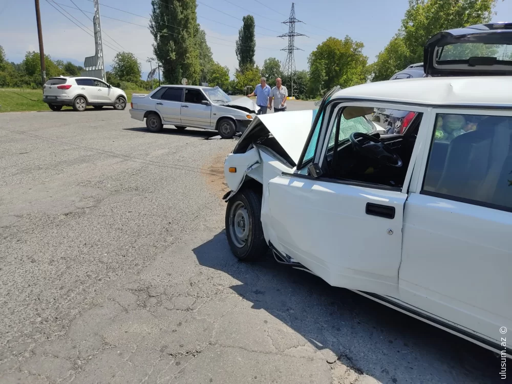 İki avtomobilin toqquşması nəticəsində xəsarət alanlar var - FOTO