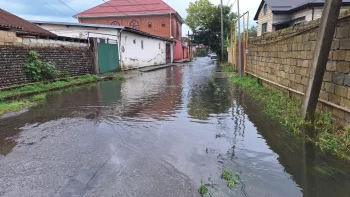 Lənkəran şəhərinin mərkəzi küçələri yağış suları ilə dolub - FOTOLAR