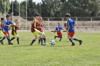 Uşaq futbolunun inkişafı üçün hansı amillər gərəklidir?