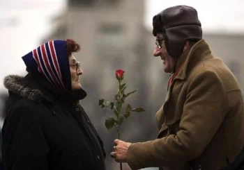 Evlilik kişilərin yaşlandıqca sağlamlığını və rifahını yaxşılaşdırır, lakin qadınlar yox