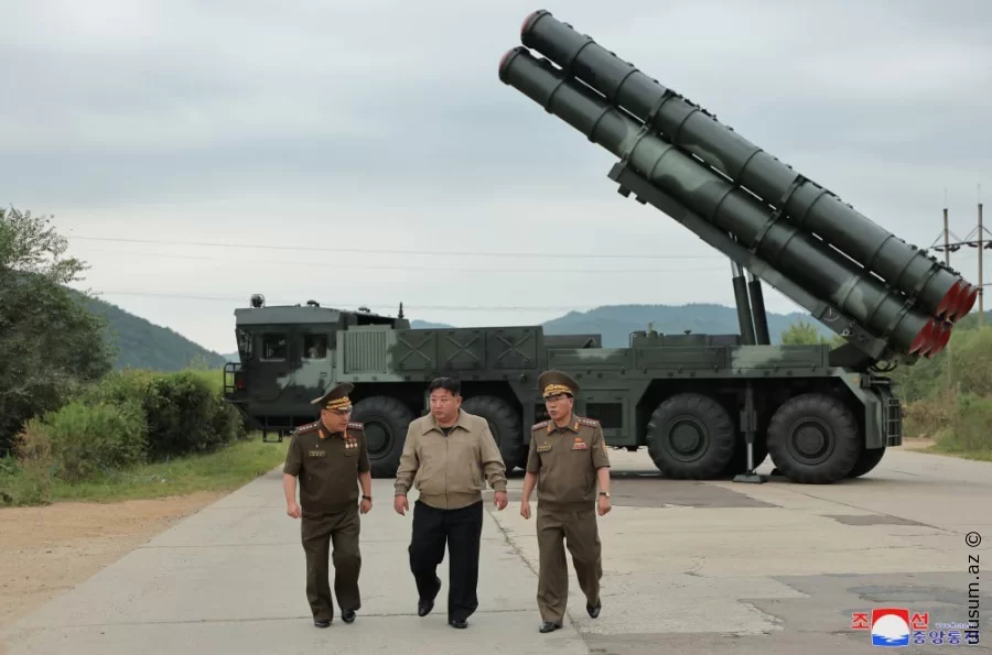 Kim Çen In şəxsən 600 mm-lik MLRS-nin yeni növünün sınaq atışını müşahidə edib.