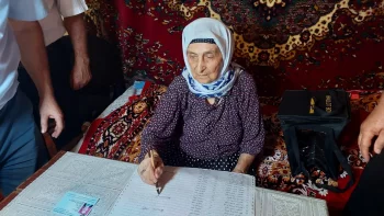 104 yaşlı seçici Qızvəs Mehtiyeva seçkilərdə iştirak edib