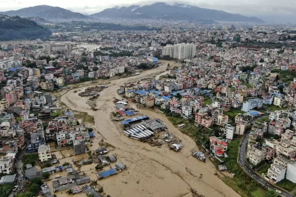 Nepalın paytaxtı Katmanduda güclü yağışlar nəticəsində ölənlər var