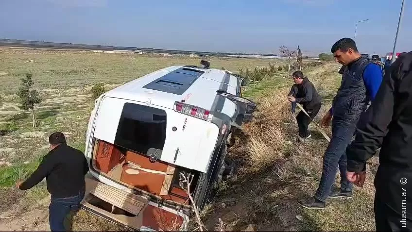 Hacıqabulda mikroavtobus aşıb, 3 nəfər xəsarət alıb