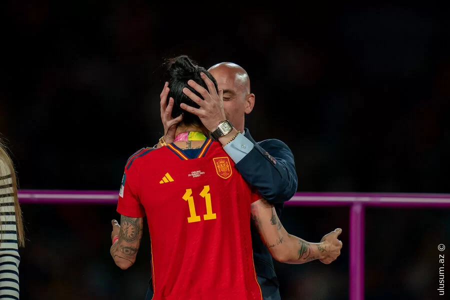 Futbolçunu zorla öpən Rubiales cəzalanacaq