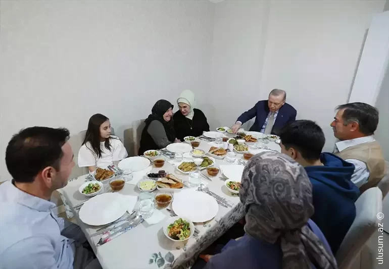 Ərdoğan və xanımı iftar süfrəsində qonaq olublar - FOTO