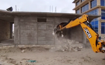 Sumqayıtda dəniz kənarında qanunsuz tikili söküldü FOTO - VİDEO