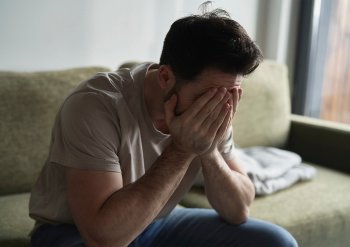 Yuxuda xəyanət gördü, gerçəklikdə həyat yoldaşını bıçaqladı