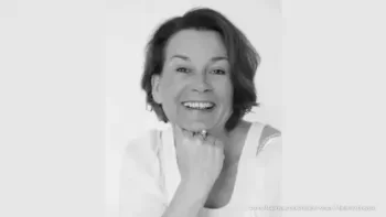 "Rus qaynana" romanının müəllifi Aleksandra Frelih sirli qətlin qurbanı oldu