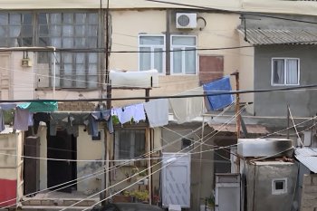 Bakıda qəzalı vəziyyətdə olan bina hər an UÇA BİLƏR - VİDEO