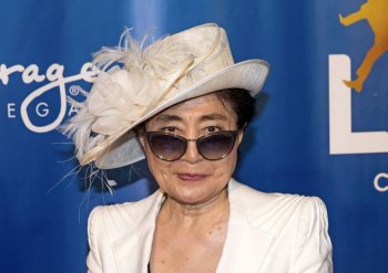 Yoko Ono: Hamiləykən aldığı zorakılıq həyatımı alt-üst etdi