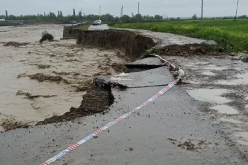 Ağsuda sel suları avtomobil yolunu yararsız hala salıb