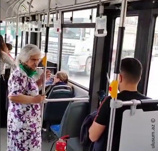 Əlibıçaqlı qadın avtobusda təşviş yaratdı - VİDEO