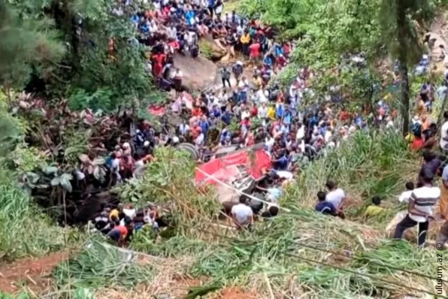 Dərəyə yuvarlanan avtobus 21 can aldı – Şri-Lankada FACİƏ
