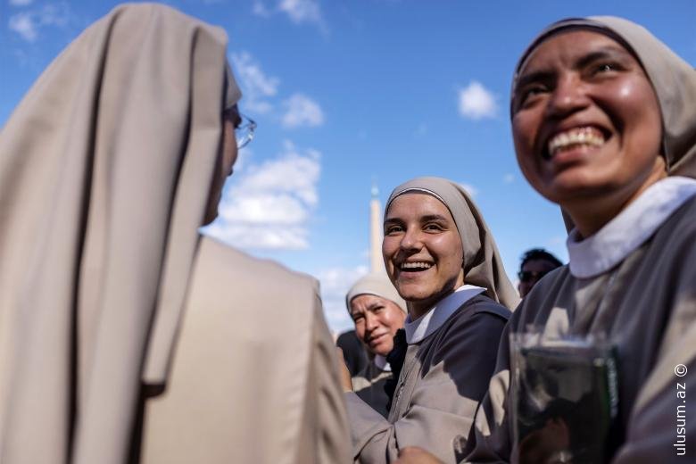 Ağ tüstü yüksəldi – Roma Papası bu dəfə Amerikadandır - FOTO