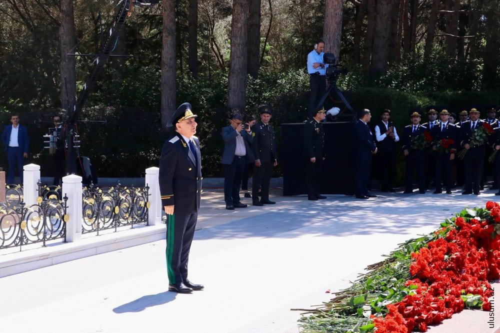 Prokurorluq əməkdaşları Fəxri Xiyabanı ziyarət edib