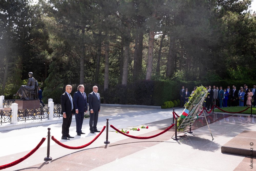 Beynəlxalq konfransın iştirakçıları Zəfər parkını və Ulu Öndər Heydər Əliyevin məzarını ziyarət ediblər