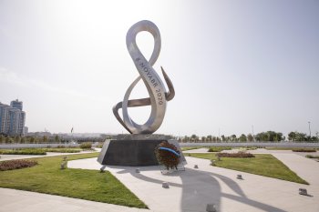 Beynəlxalq konfransın iştirakçıları Zəfər parkını və Ulu Öndər Heydər Əliyevin məzarını ziyarət ediblər