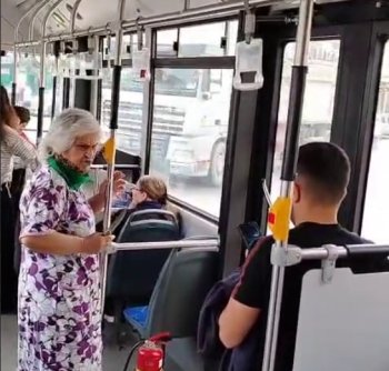 Əlibıçaqlı qadın avtobusda təşviş yaratdı - VİDEO
