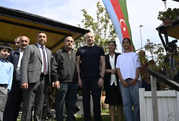 İlham Əliyev Laçın şəhərində sakinlərlə görüşüb - FOTO