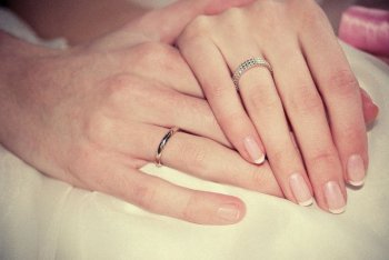 21 yaşlı arvadını boşayıb və qayınanası ilə evlənib?   O  kimdir?