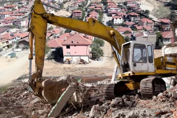 Bakıda söküntü qalmaqalı: Ekskavator yandırıldı, bir nəfər həbs olundu