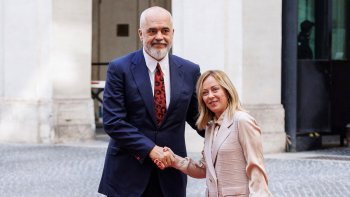 Edi Ramadan Corcia Meloniyə jest – Tiranada diz çökdü - FOTO