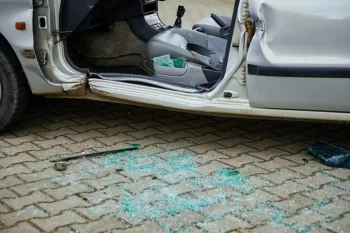 Bakıda minik avtomobili furqona çırpılıb, ölən var