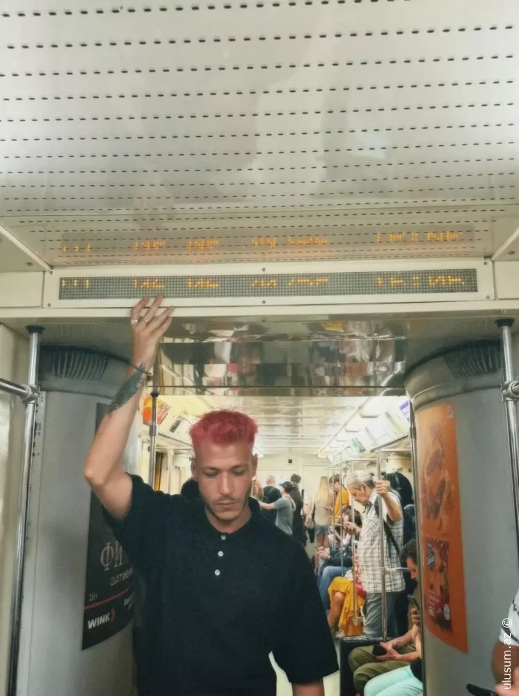 Kubilay Aka saçlarını çəhrayıya boyadı: Saçlarımın dadına baxmaq istəyirəm - FOTO