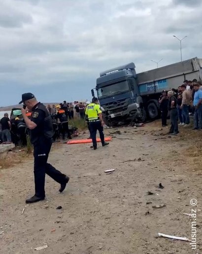Bakıda dəhşətli qəza: Mercedes yük maşını “Volkswagen”ə çırpıldı – 3 ölü, 1 yaralı - VİDEO