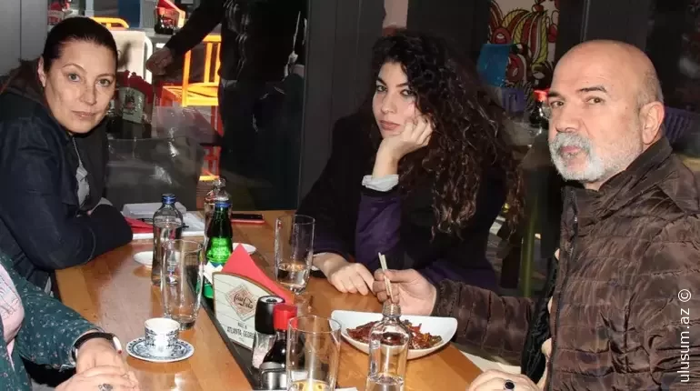 22 İllik Evlilik Bitdi, Amma Dostluq Davam Edir - FOTO