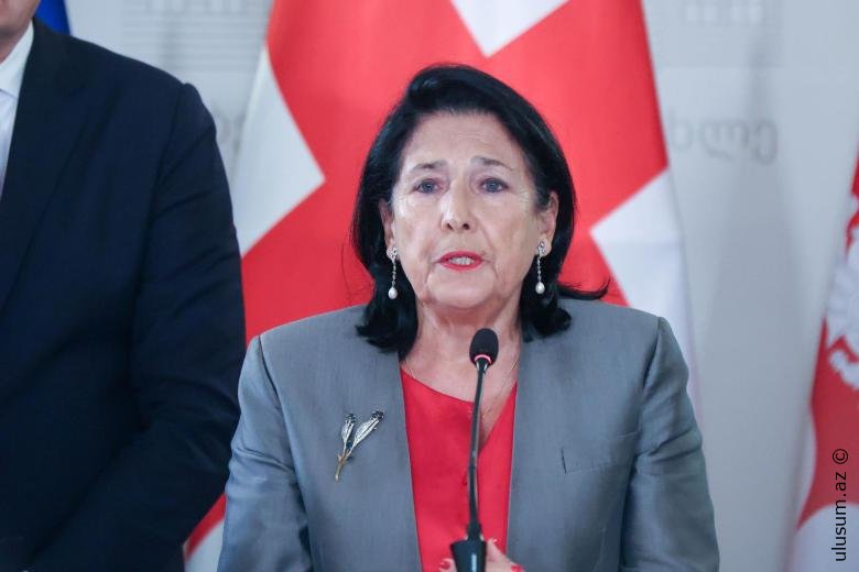 Gürcüstanın sabiq prezidenti mitinqdə görünüb