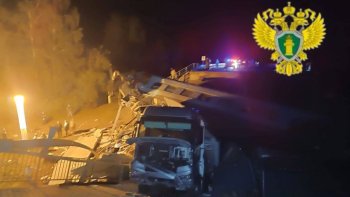 МЧС РФ сообщило о трех погибших и 28 пострадавших при обрушении моста