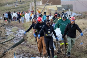 Cənubi Afrikada Daşqın Fəlakəti – Məktəb Avtobusu Selə Düşdü