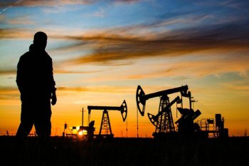 Brent nefti yüksəldi, bitkoin çökməyə başladı