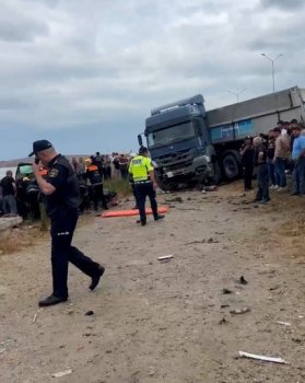 Bakıda dəhşətli qəza: Mercedes yük maşını “Volkswagen”ə çırpıldı – 3 ölü, 1 yaralı - VİDEO