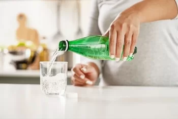 Mineral suyu heç vaxt stəkana tökməyin!