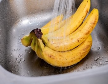 “Qabığını yemirik” demə! Banan niyə mütləq yuyulmalıdır?
