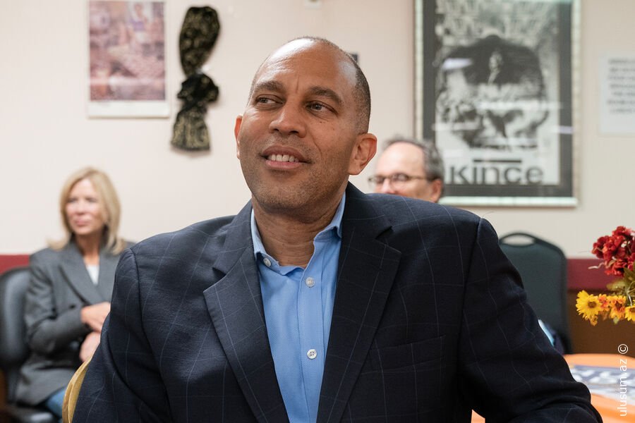 Jeffries: “Tramp Putin qarşısında diz çökür, Ukraynanı müdafiə etmir!”
